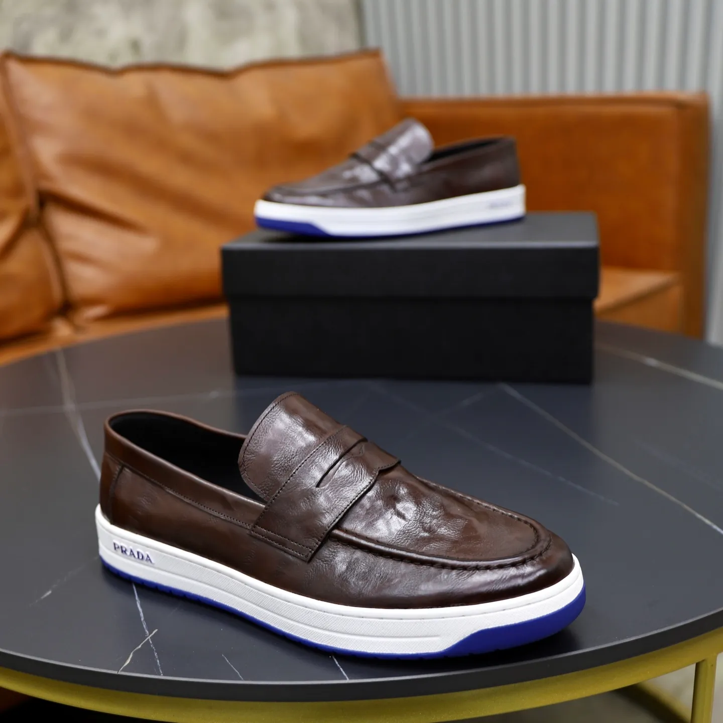 Factory price: 💰640 Prada classic men’s lace-up casual shoes | Imported cowhide upper | Upper stitching layered design, light and breathable | Soft and comfortable | Decorated with PRADA letters on the side | Distinctive sports style, showing the brand style | Lightweight concave and convex pattern rubber soles | Matched with cowhide foot pad lining | Excellent foot feel, fashionable and elegant | Size: 38-44 (45 customized)